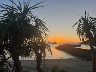 自宅近くの海岸からみた元旦の夕日です。時刻は17：30。会社のある横浜より少し遅い日の入りです。